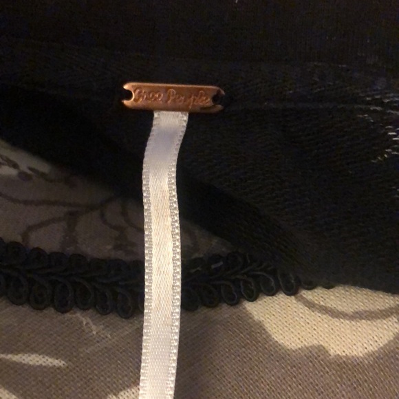 Free People black sweatshirt with billowy pleated sleeves and pink bleach effect - Picture 15 of 16